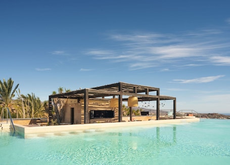7 outdoor pools, sun loungers