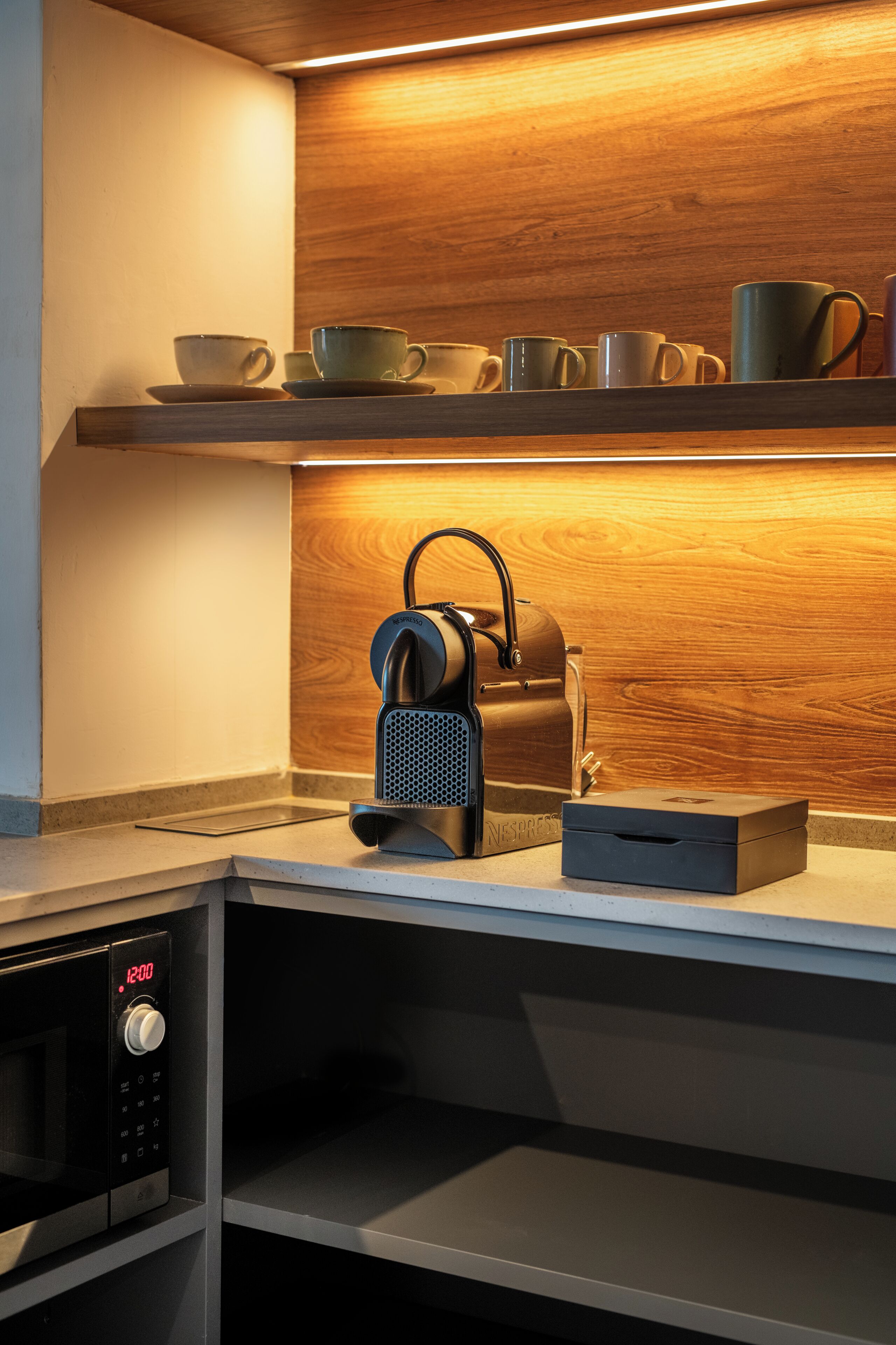 suite junior | private kitchen | electric kettle, eco-friendly cleaning products