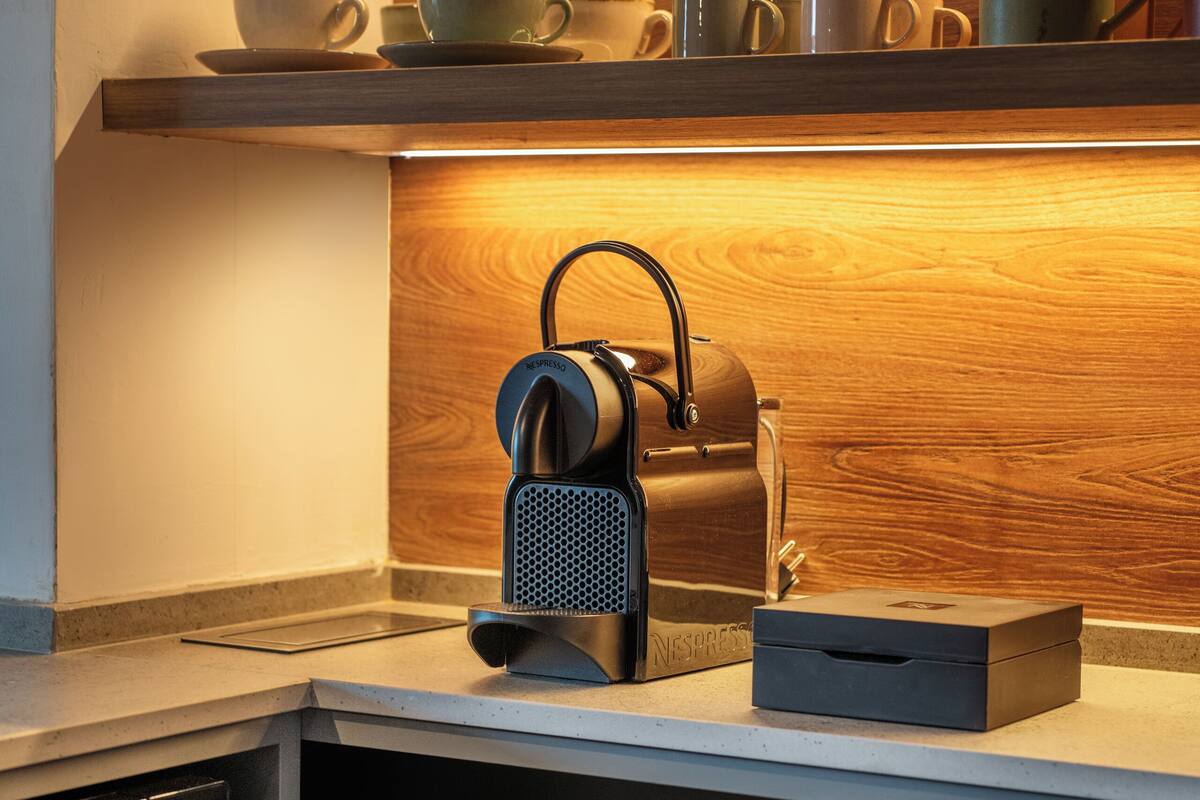 suite junior | private kitchen | electric kettle, eco-friendly cleaning products