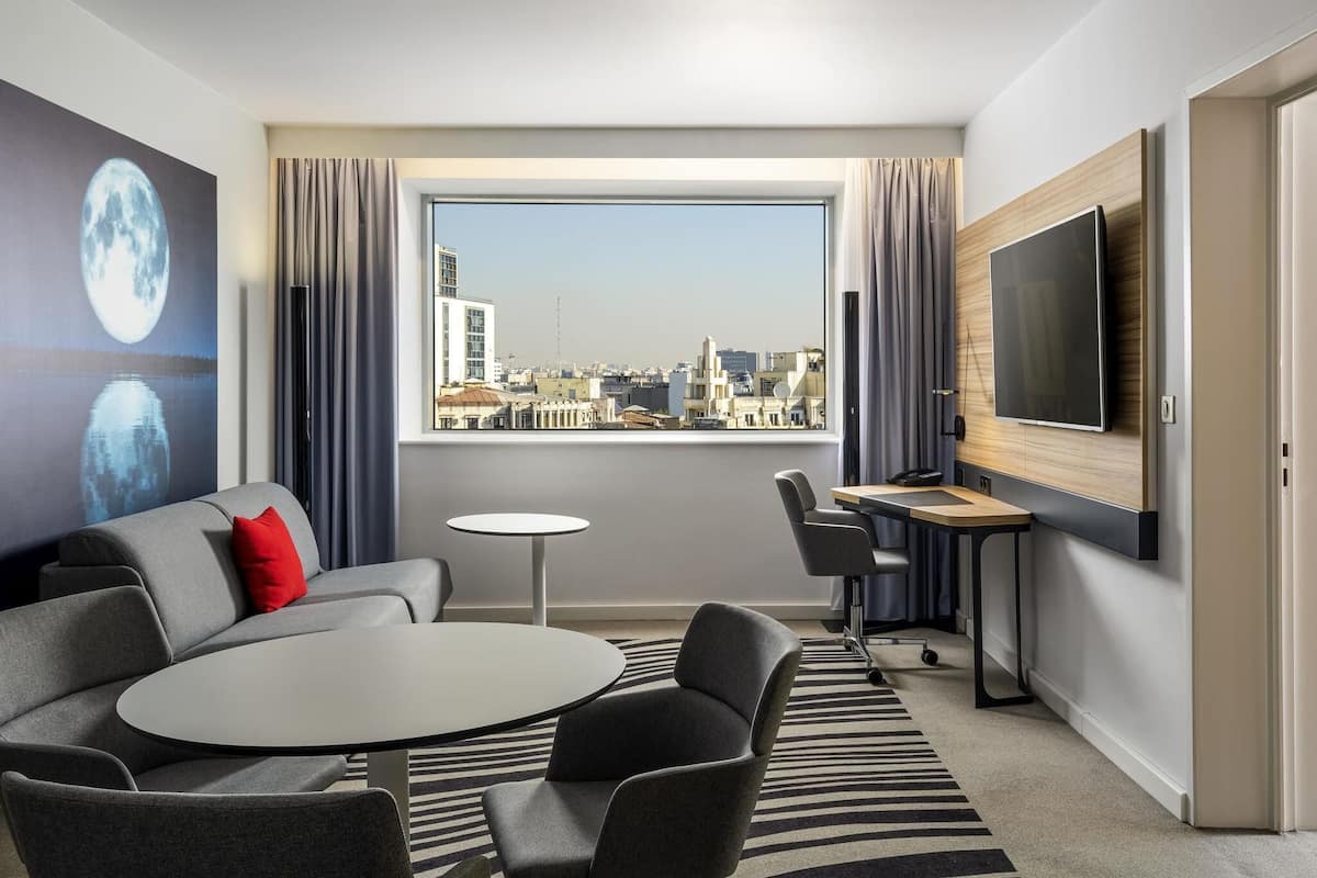 Junior-sviitti, 1 parisänky | Tallelokero huoneessa, työpöytä