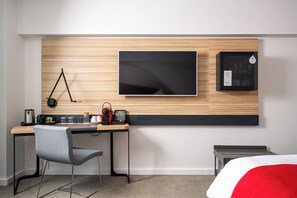 小型套房, 1 张双人床 | 客房内保险箱、办公桌、笔记本电脑工作区、遮光窗帘