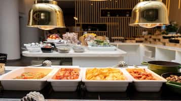 Se ofrece un desayuno bufé todos los días (por un coste adicional)