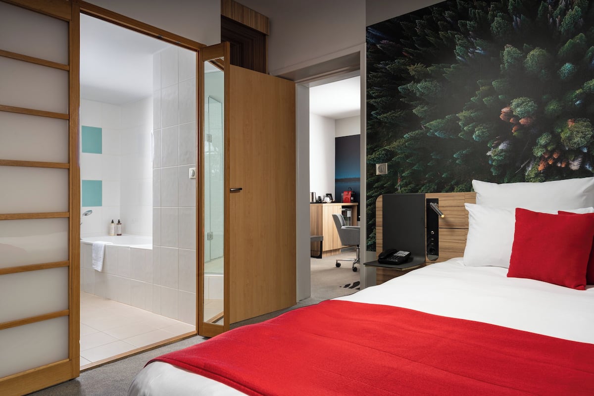 Junior Suite, 1 Double Bed | In-room safe, desk, laptop workspace, blackout drapes