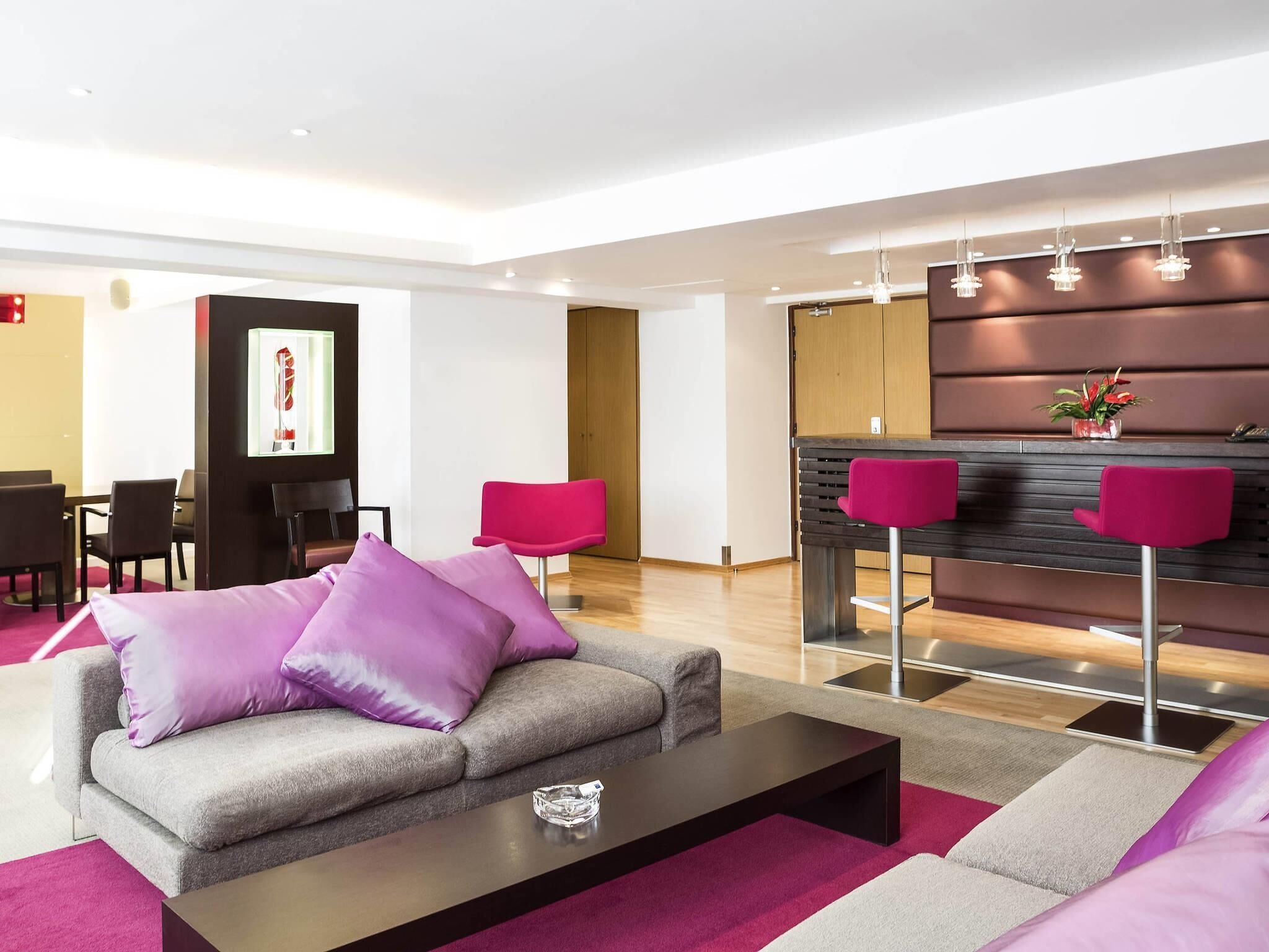 客房內保險箱、書桌、筆電工作空間、遮光布/窗簾