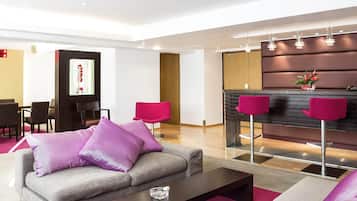 Caja de seguridad en la habitación y escritorio