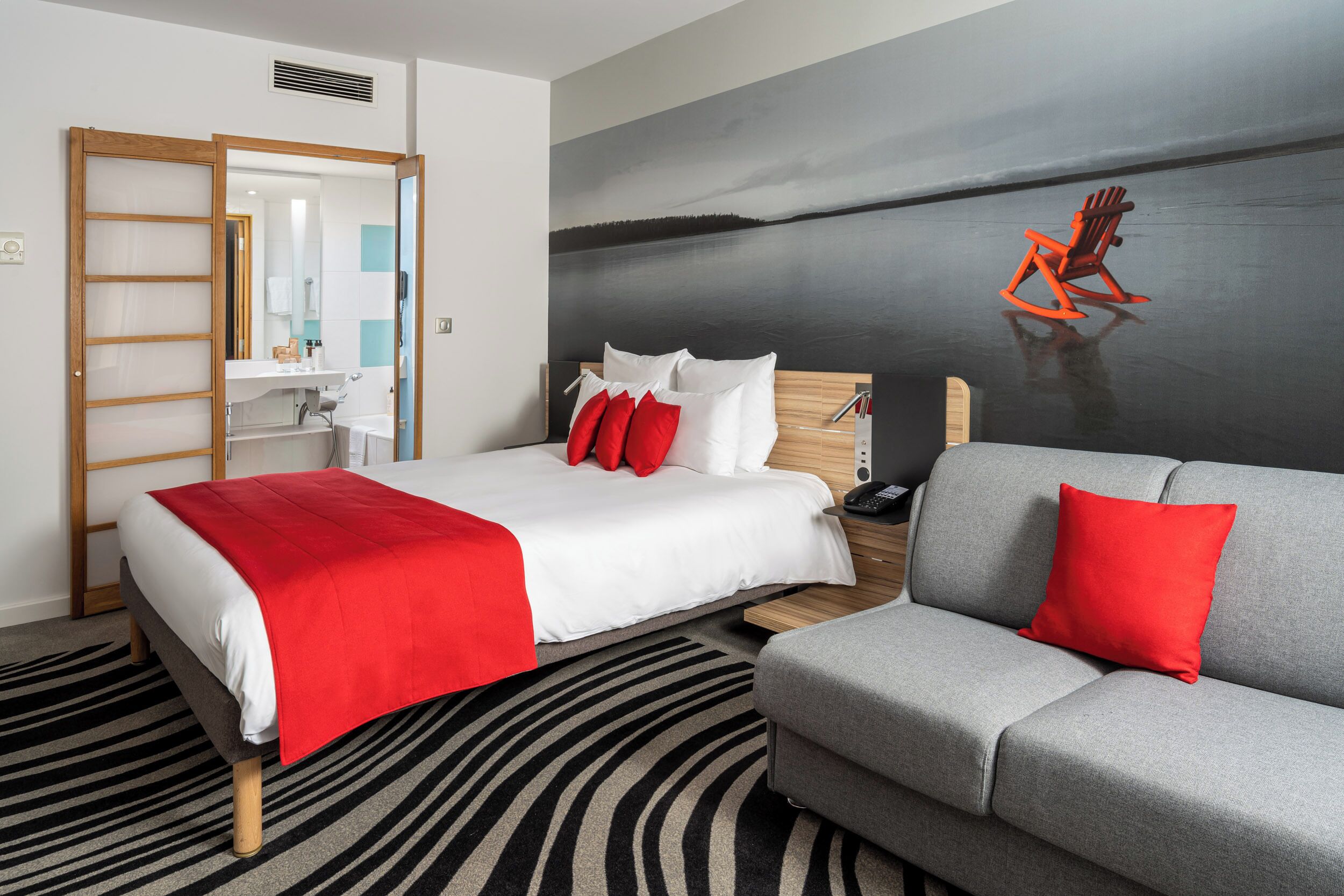 Caja de seguridad en la habitación y escritorio 