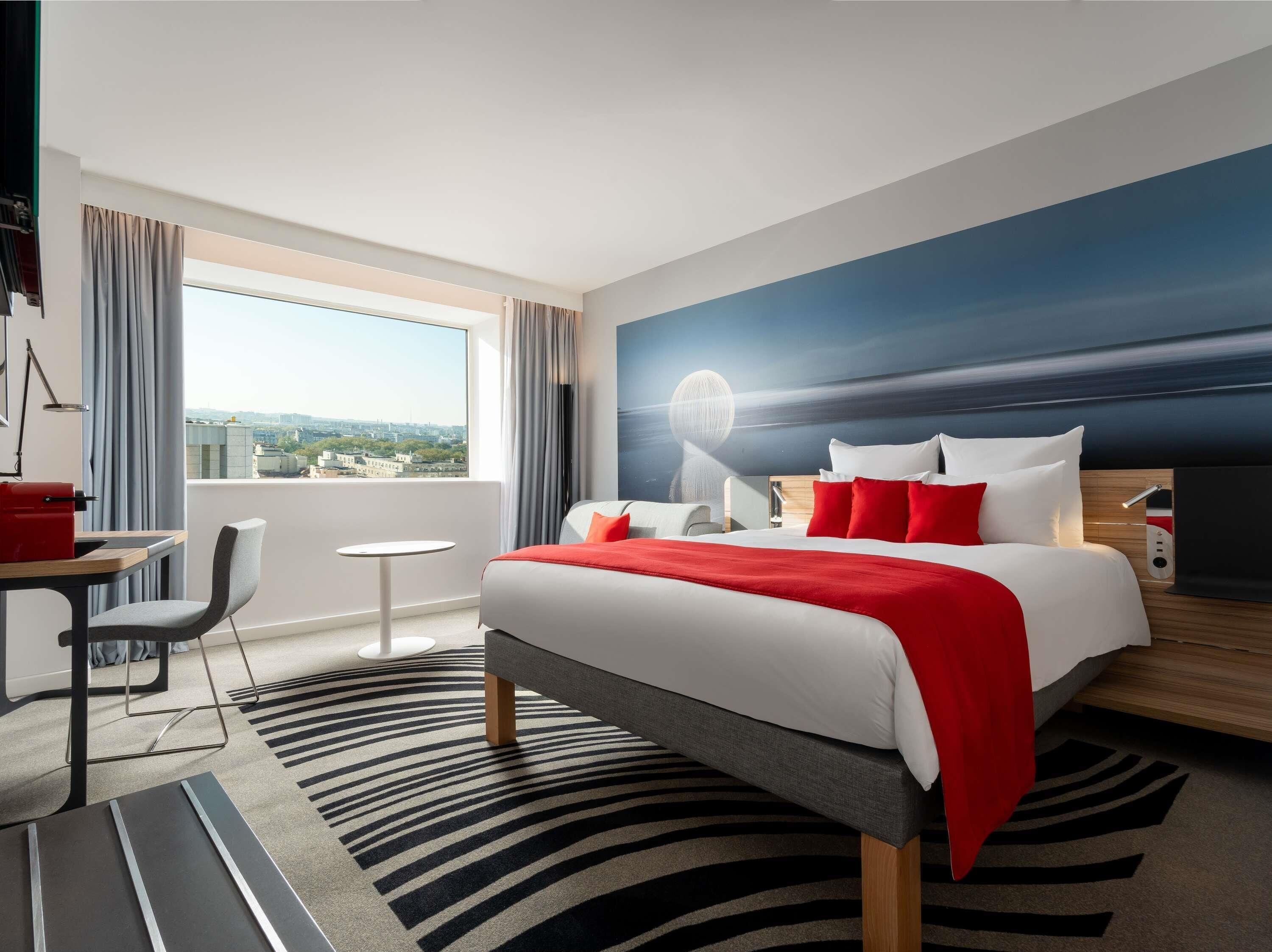 客房内保险箱、办公桌、笔记本电脑工作区、遮光窗帘