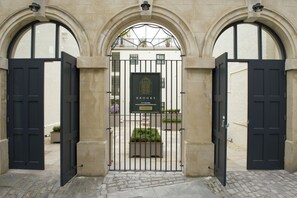 A gated entrance with a sign for "Brooks" and "Vacancies" visible. - Brooks Guesthouse Bristol (Bristol)