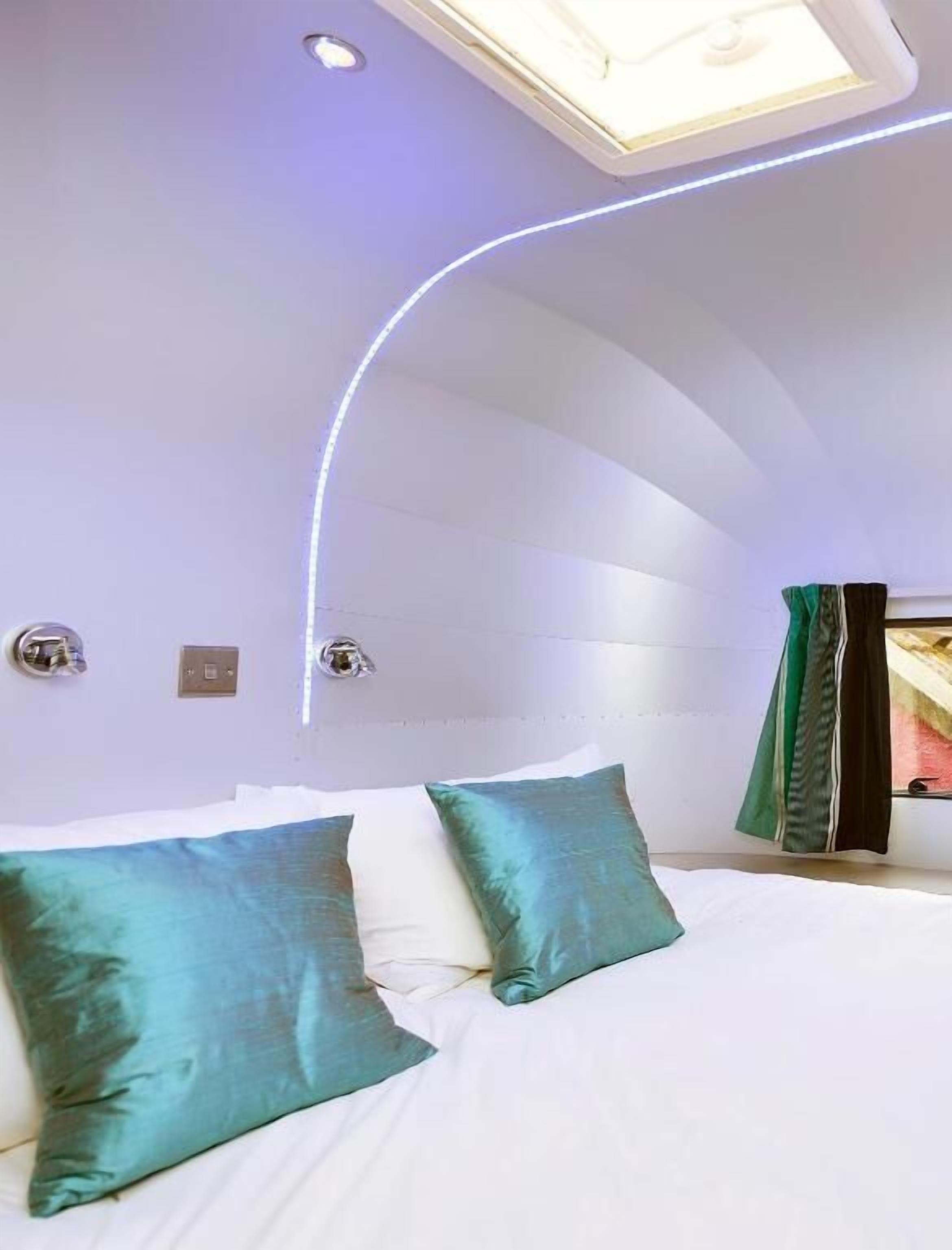Hypo-allergenic bedding, desk, iron/ironing board, free WiFi