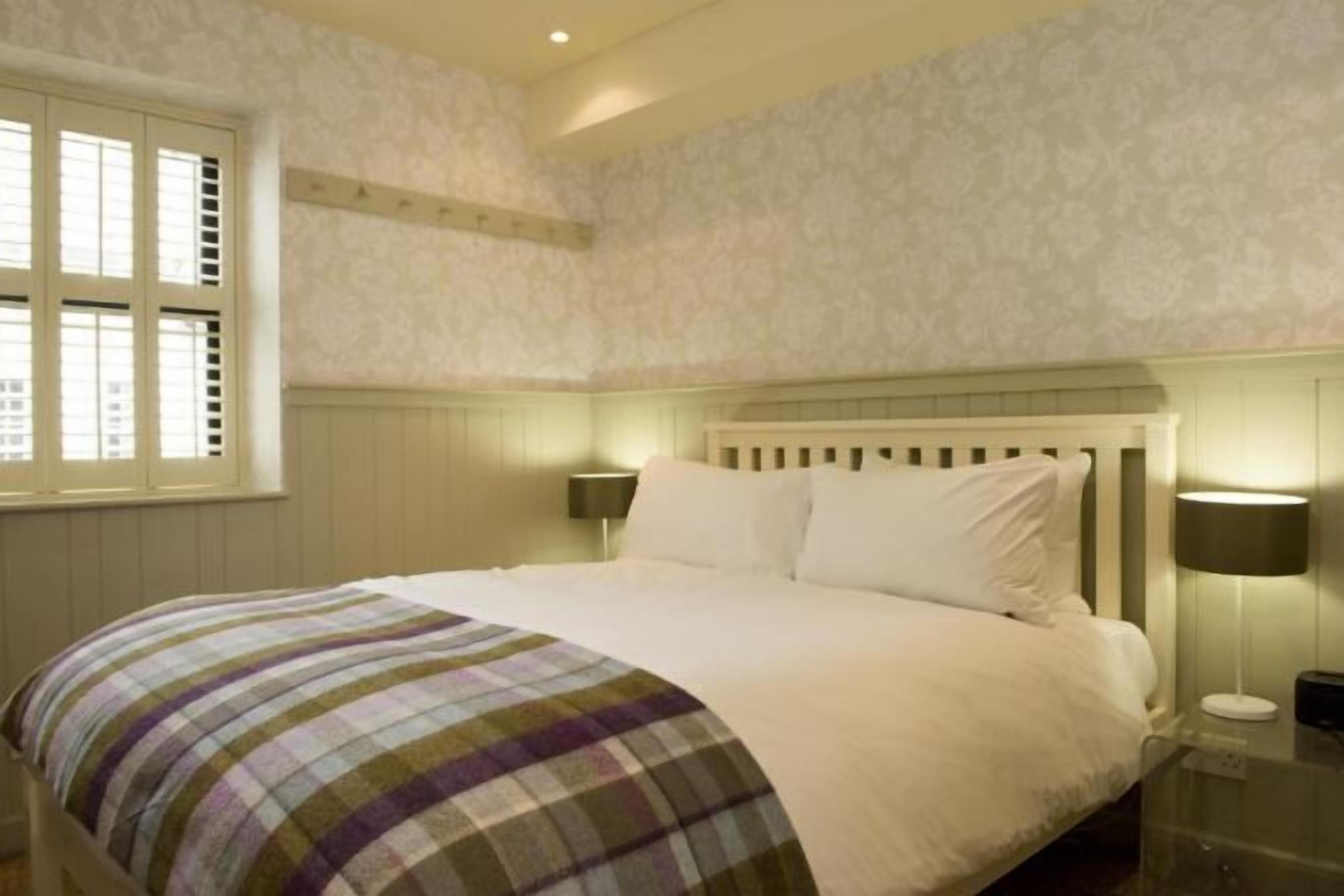 Hypo-allergenic bedding, desk, iron/ironing board, free WiFi