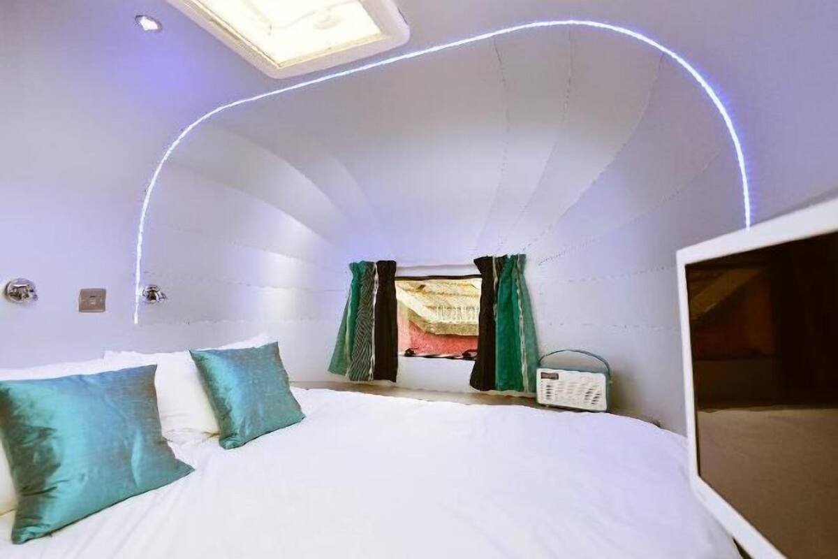 Hypo-allergenic bedding, desk, iron/ironing board, free WiFi