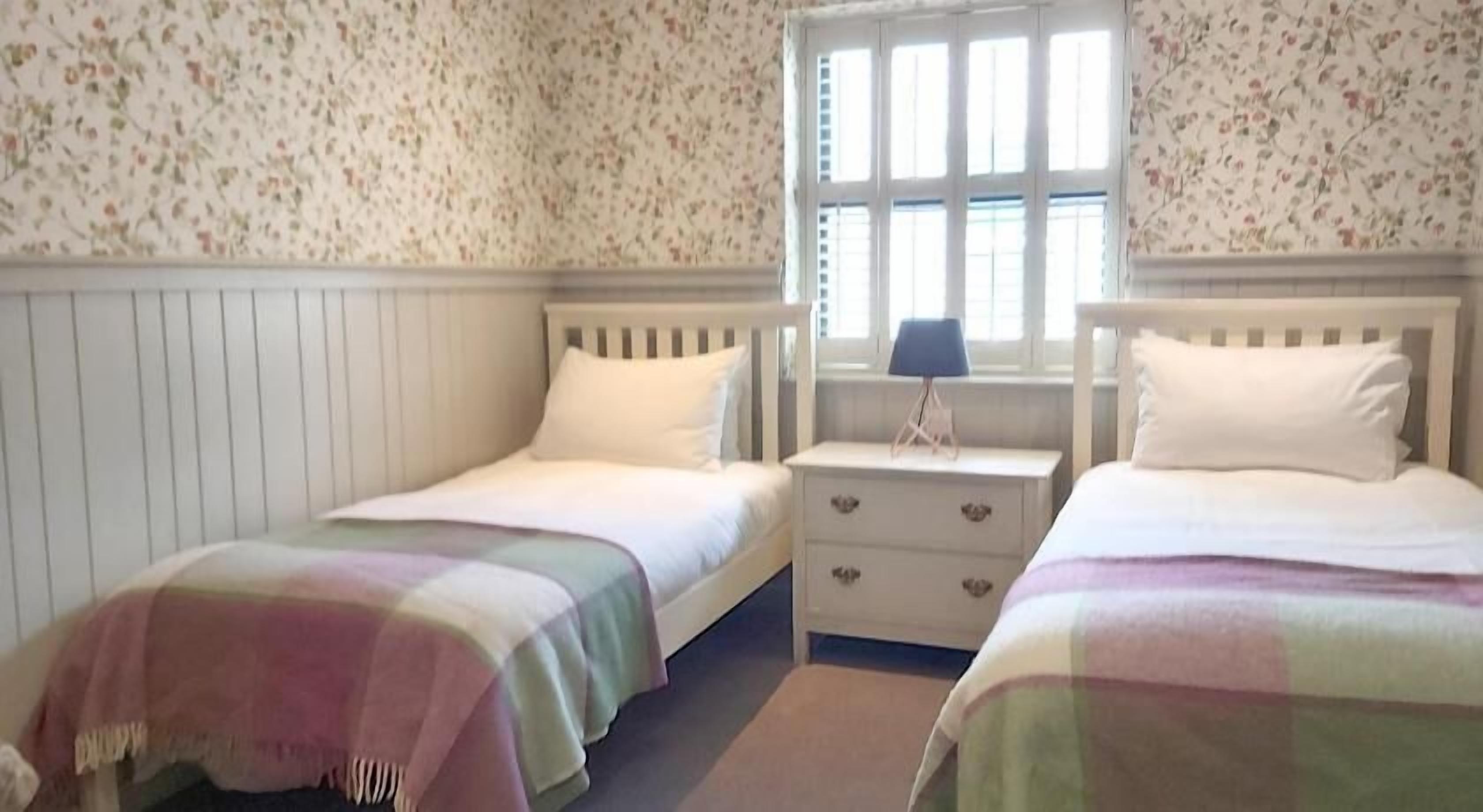 Ropa de cama hipoalergénica, escritorio y tabla de planchar con plancha 