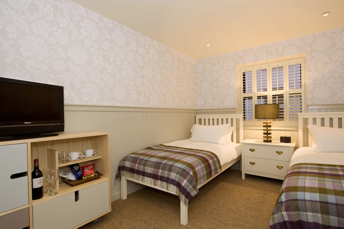 Hypo-allergenic bedding, desk, iron/ironing board, free WiFi