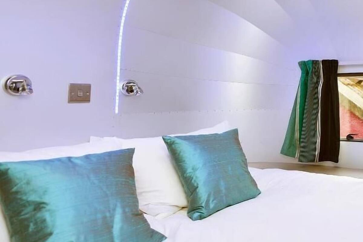 Hypo-allergenic bedding, desk, iron/ironing board, free WiFi