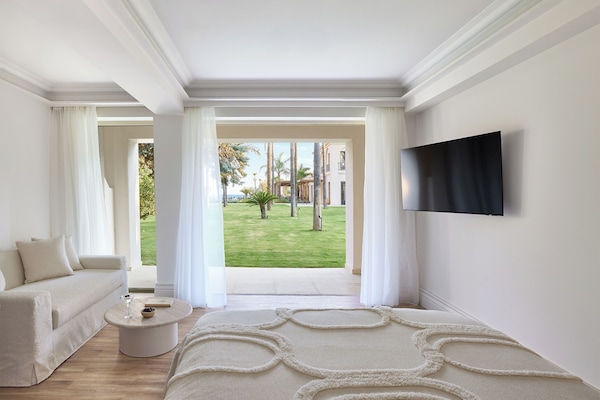 Deluxe Room Veranda | Minibar, caja fuerte, escritorio y espacio para trabajar con un portátil