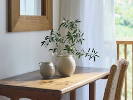Minibar, odada kasa, masa, dizüstü bilgisayar çalışma alanı 