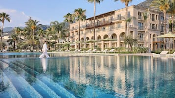 Indoor pool, 2 outdoor pools, pool umbrellas, sun loungers