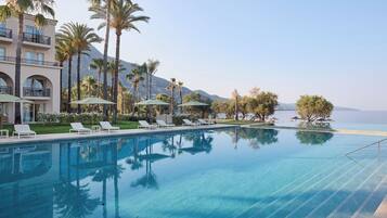 Piscine couverte, 2 piscines extérieures, parasols de plage