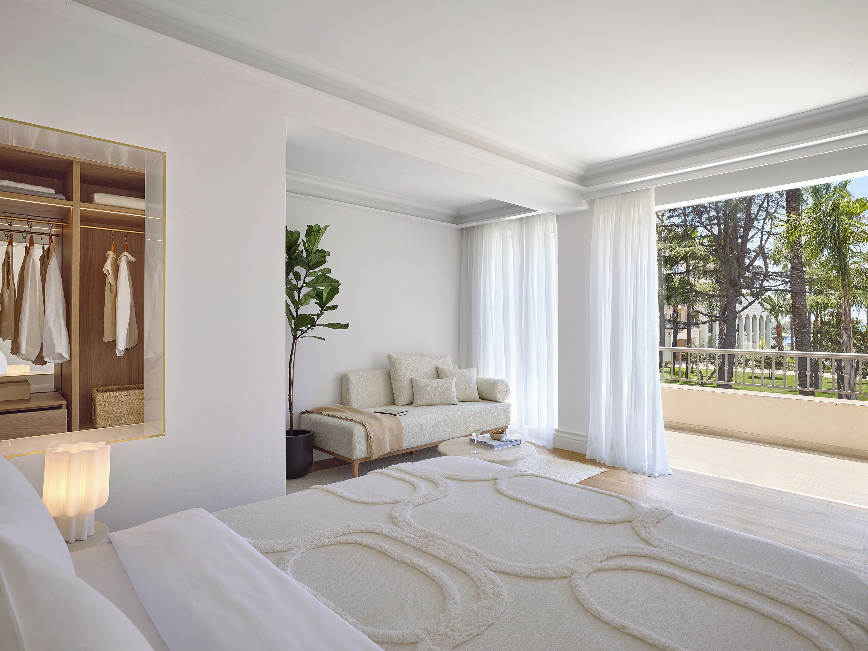 Deluxe Room Panoramic | Minibar, caja de seguridad en la habitación y escritorio 