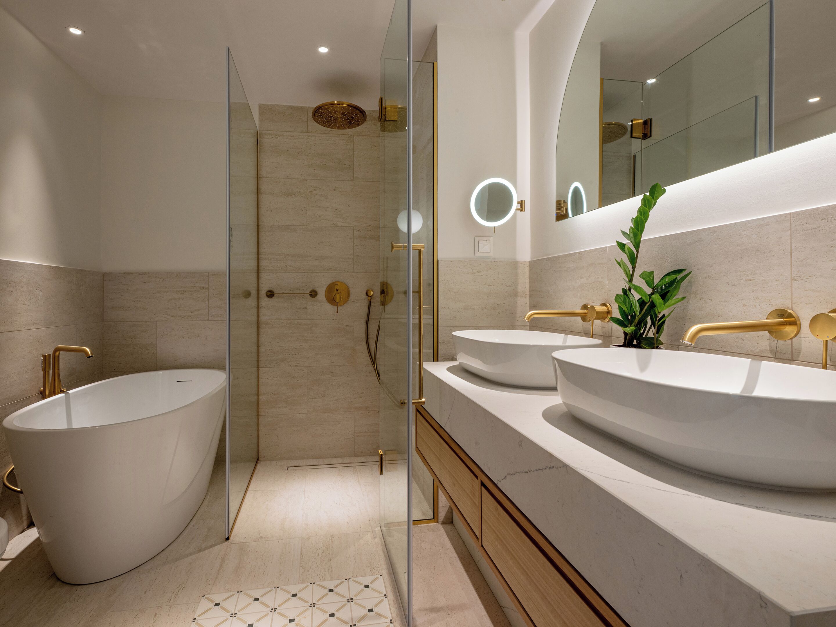 Deluxe Room Veranda | バスルーム | デザイナーバスアメニティ、ヘアドライヤー、バスローブ、スリッパ