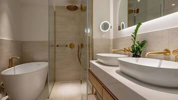 Deluxe Room Veranda | バスルーム | デザイナーバスアメニティ、ヘアドライヤー、バスローブ、スリッパ