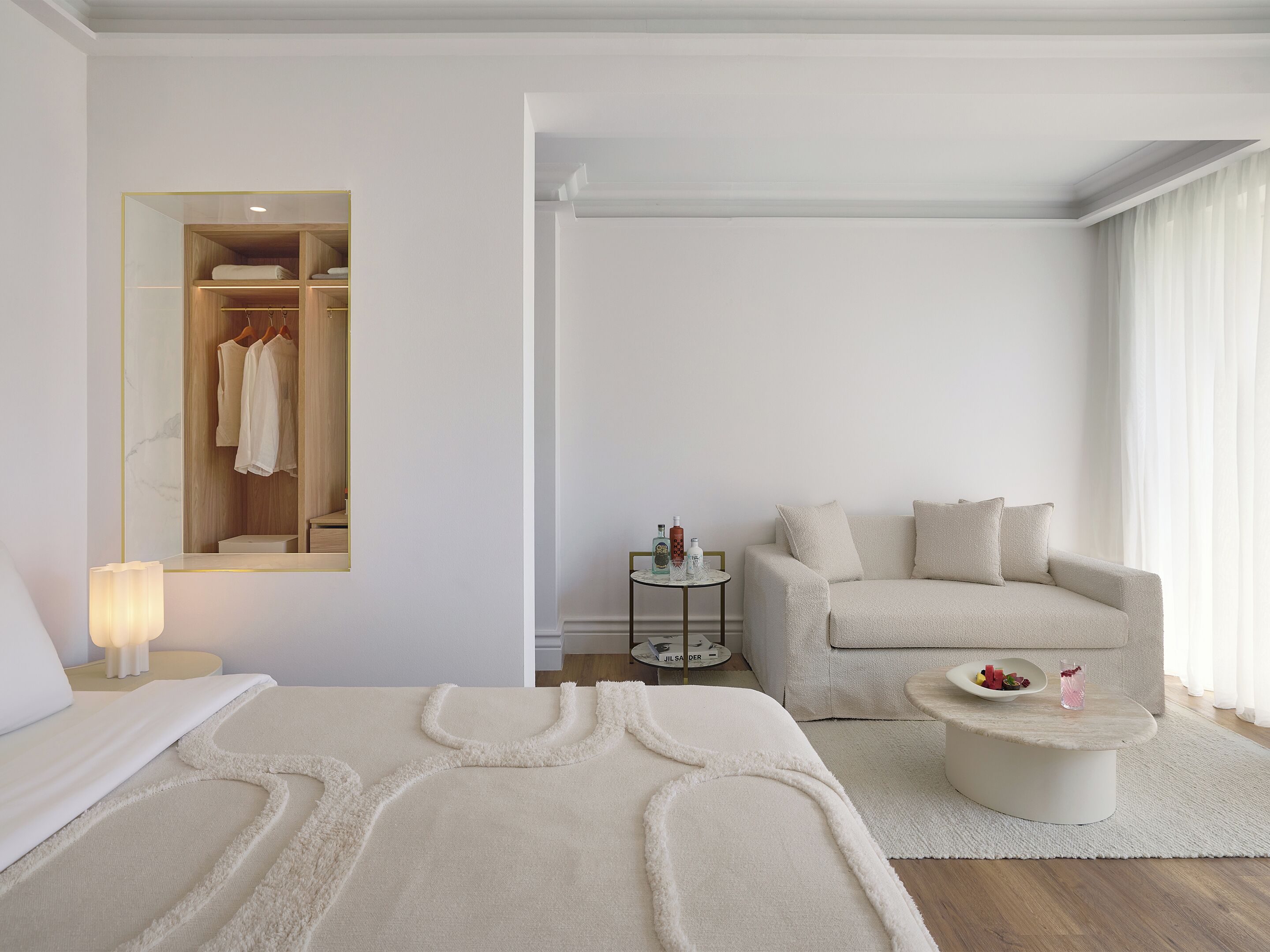 Deluxe Room Veranda | Minibar, in-room safe, desk, laptop workspace