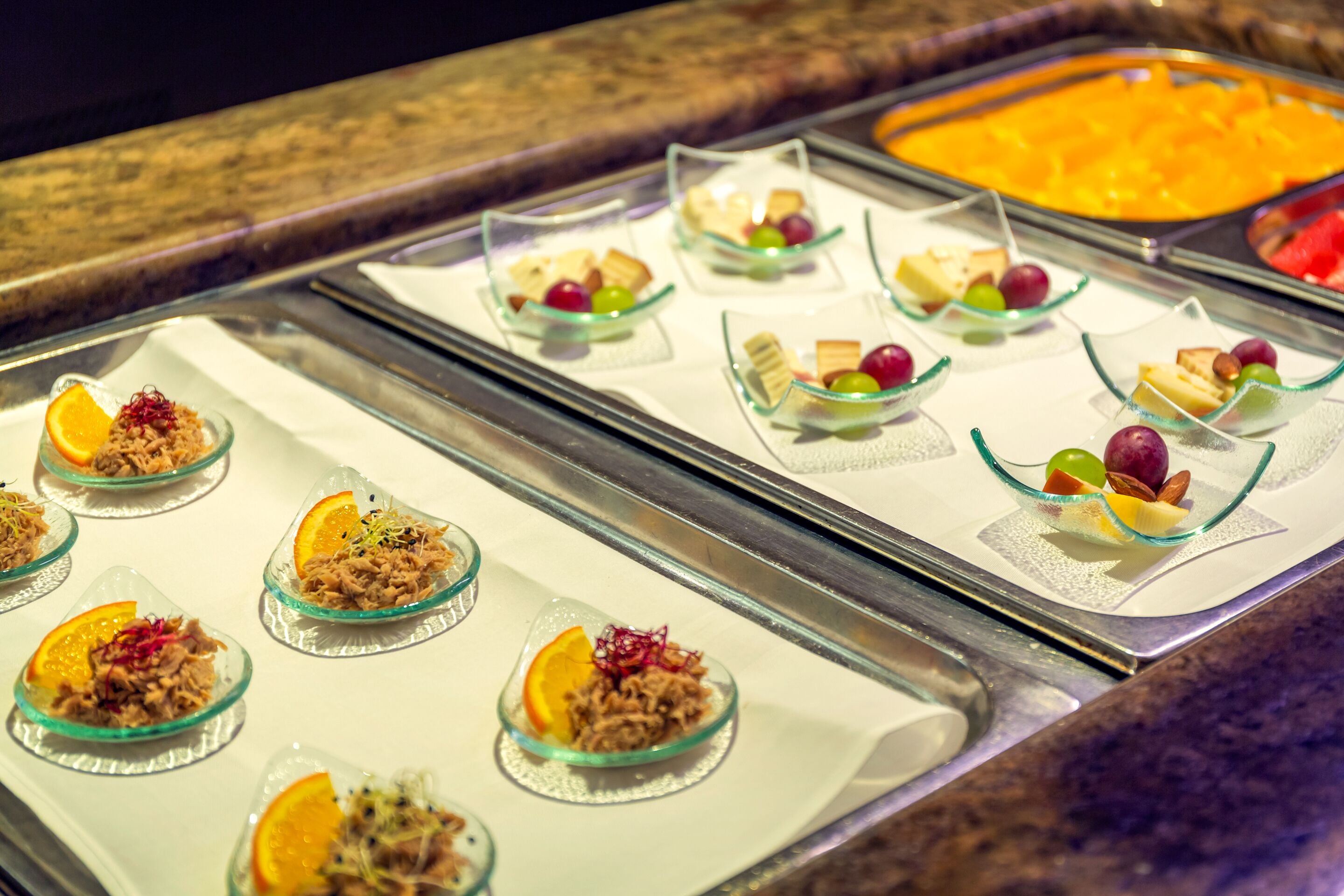 2 restaurants, serveren lunch, diner, Franse gerechten