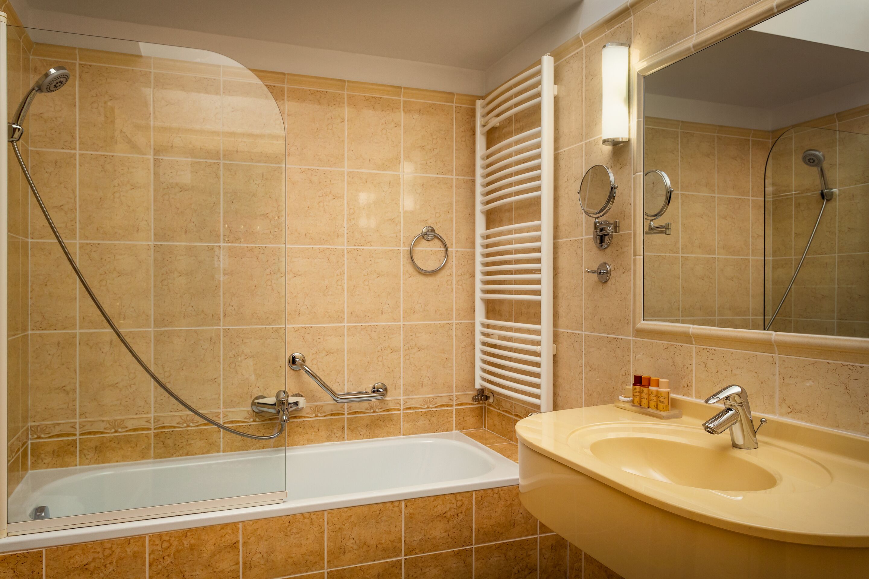 superior single room (wellness and fitness access) | bathroom | combined shower/bathtub, free toiletries, hair dryer, bathrobes