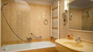 Un baño con bañera, lavabo y espejo.