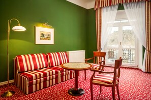 ジュニア スイート (Wellness and Fitness access) | ミニバー、セーフティボックス (室内)、デスク、ノートパソコン用作業スペース