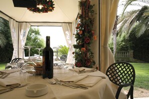 供应午餐和晚餐，地方菜