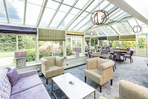 2 bars/lounges
