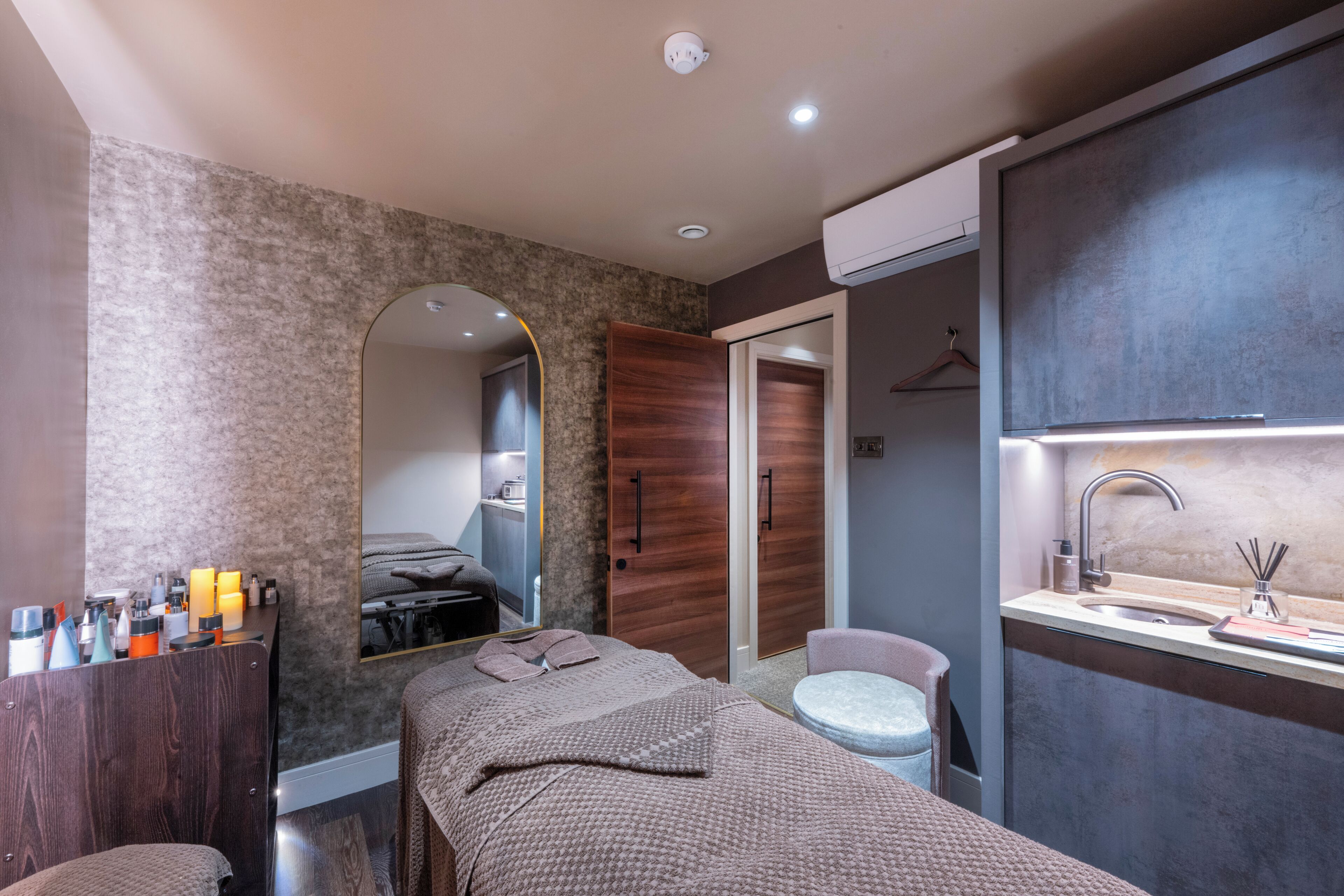 Sauna, hot tub, steam room, body treatments, hydrotherapy