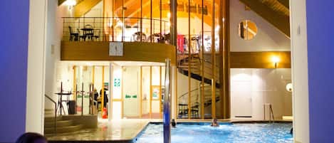 Sauna, tina de hidromasaje, baño de vapor y tratamientos corporales