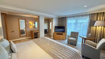 Garden View Patio Room | In-room safe, desk, laptop workspace, soundproofing