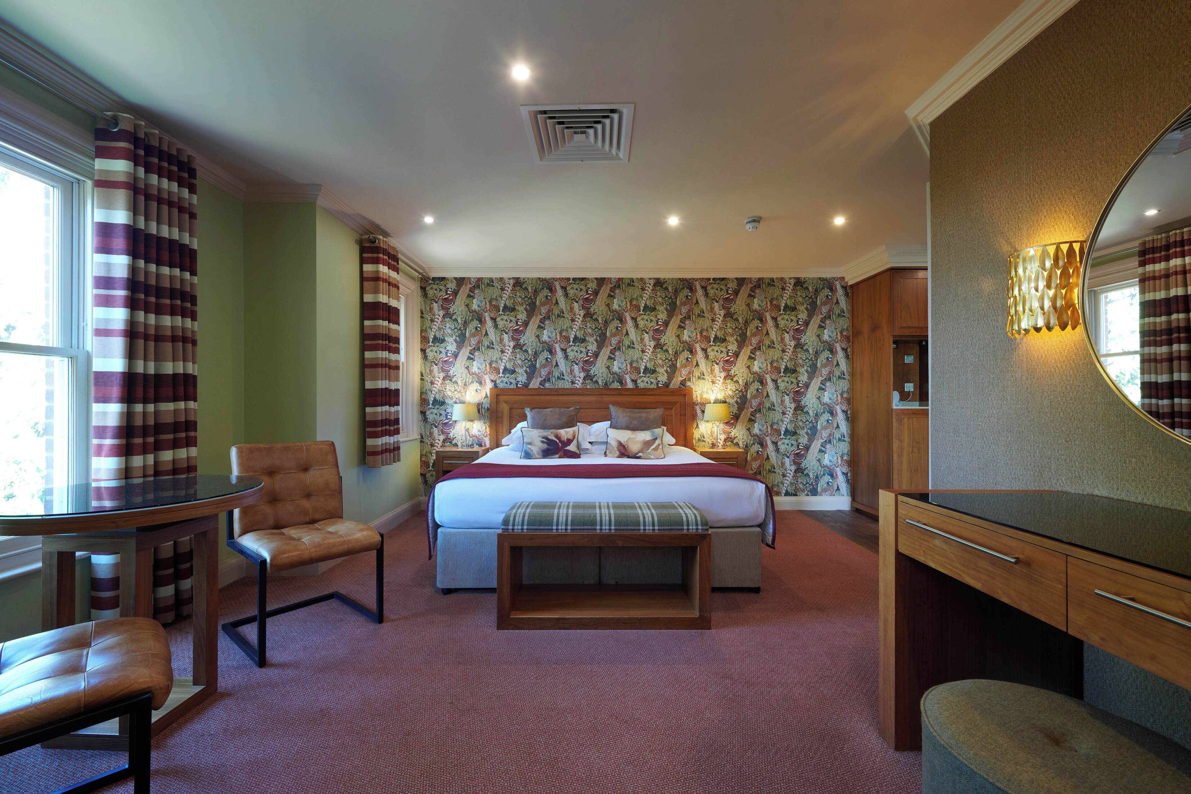 Superior Room | 客房内保险箱、办公桌、笔记本电脑工作区、隔音