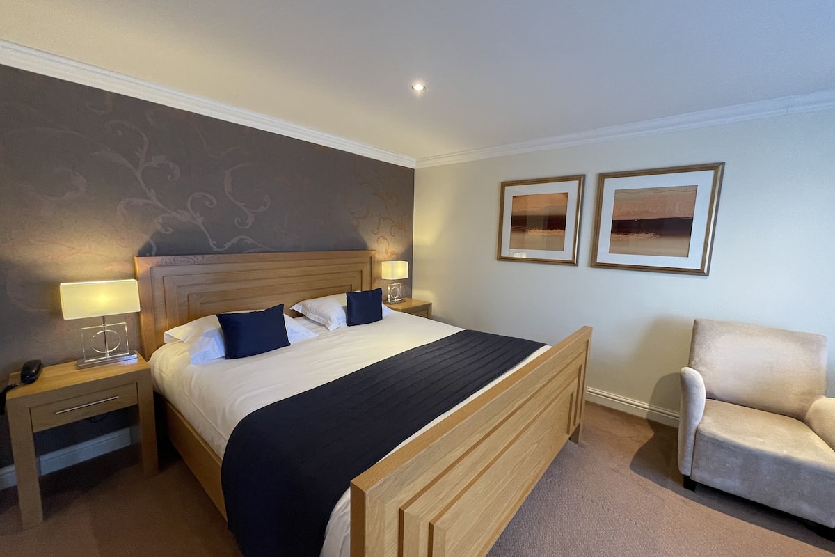 Garden View Patio Room | Een kluis op de kamer, een bureau, een laptopwerkplek