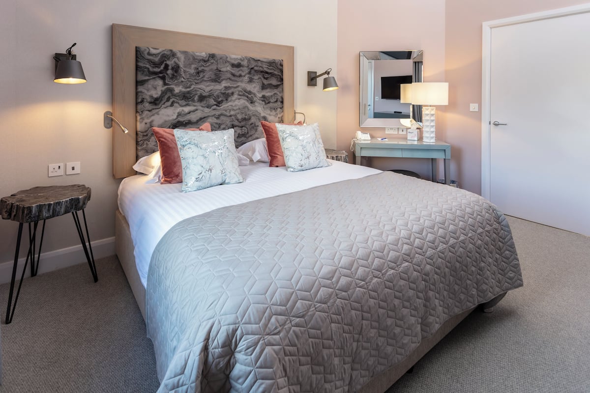 Een kluis op de kamer, een bureau, een laptopwerkplek