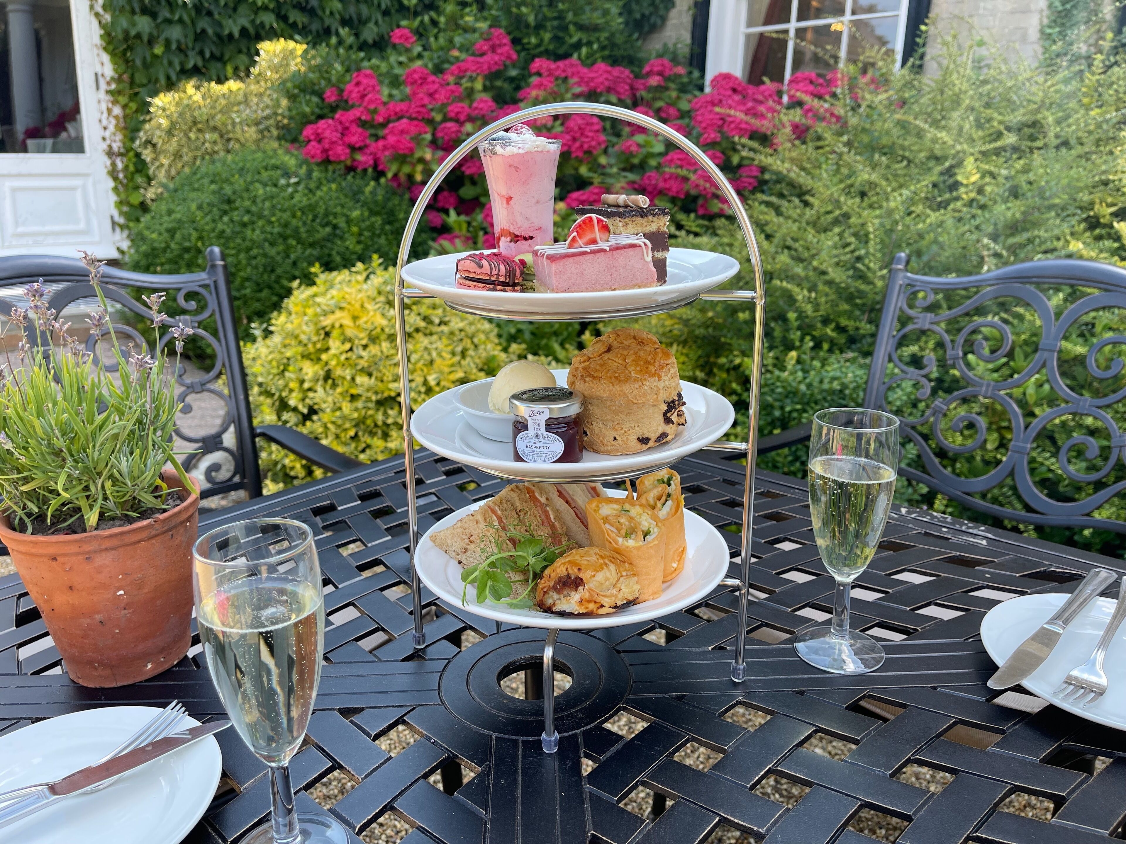 아침 식사, 점심 식사 및 저녁 식사 제공