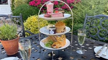 Breakfast, lunch and dinner served