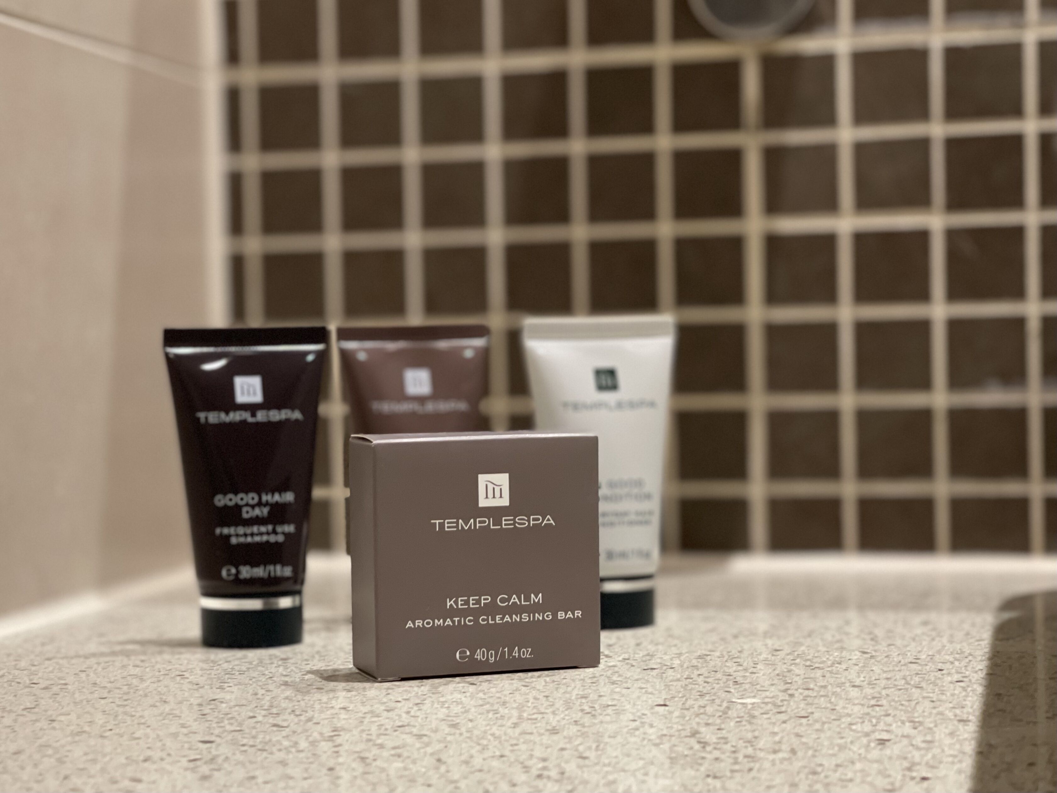 combined shower/bathtub, hair dryer, towels