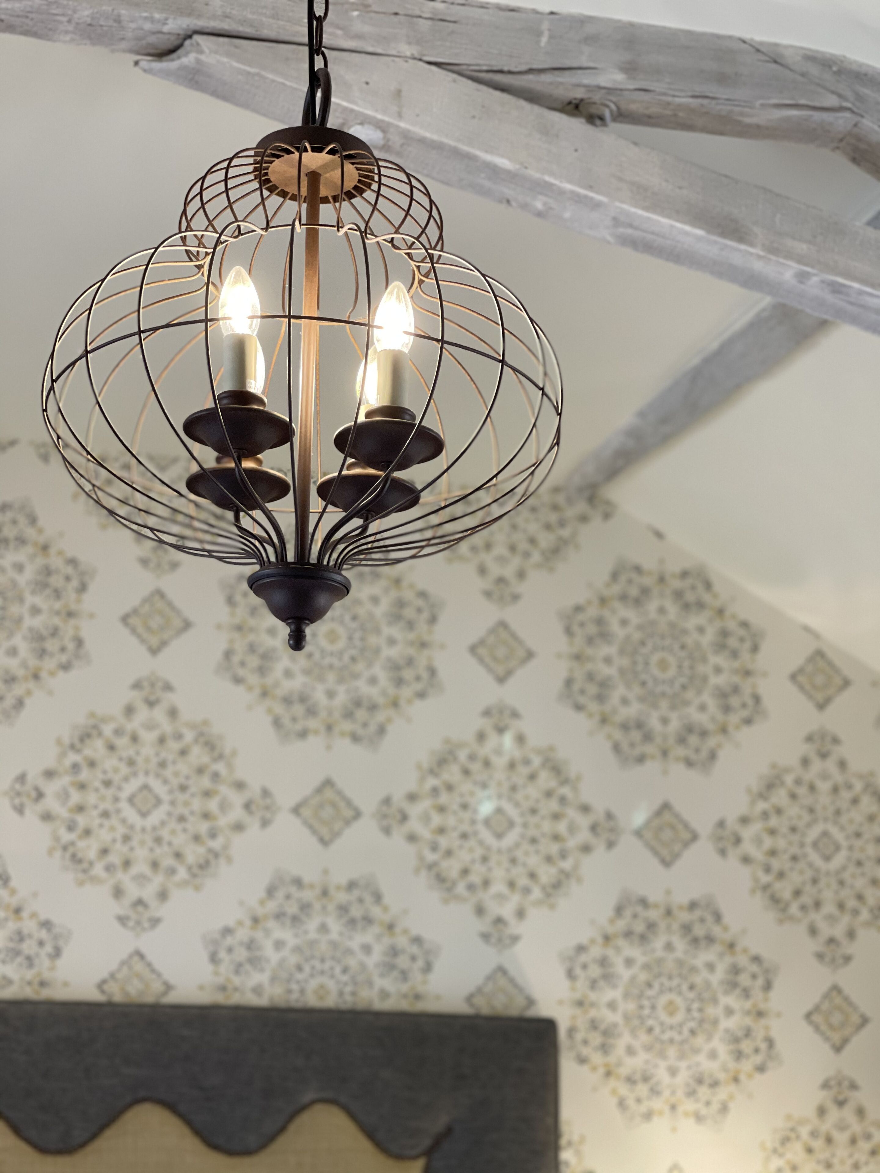 Un lustre doté de plusieurs ampoules et d’une armature métallique.