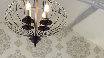 Un candelabro con varias bombillas y estructura metálica.