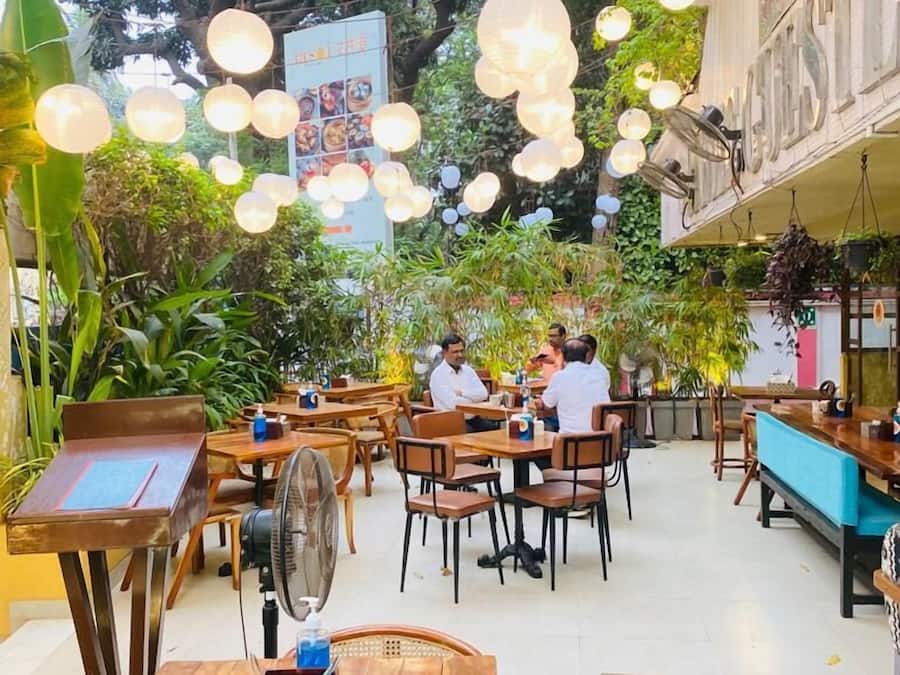 2 restaurants, breakfast served