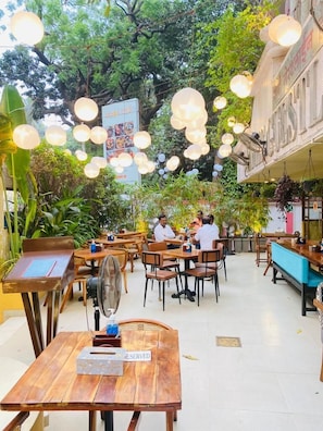 2 restaurants; breakfast, lunch and dinner served 