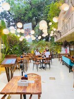 2 restaurantes, se sirve desayuno 