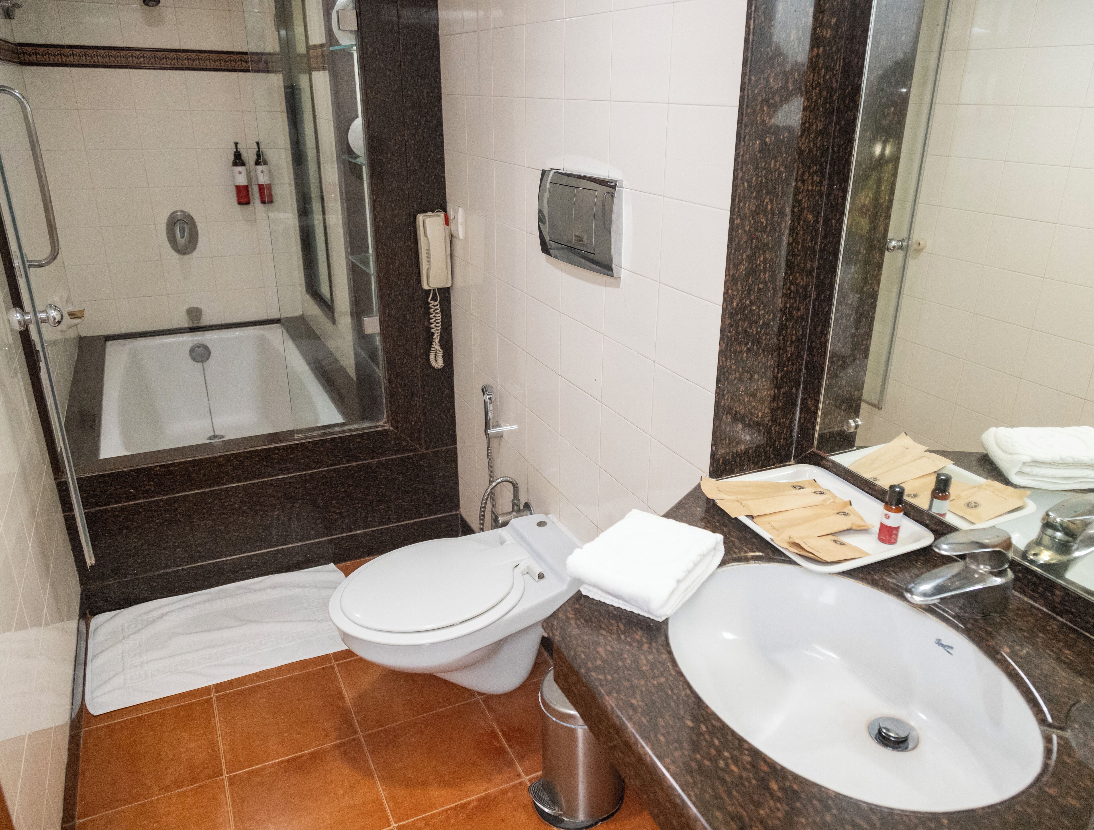 Un baño con bañera, inodoro y lavabo.
