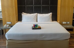 Suite | Minibar, in-room safe, desk, laptop workspace - Ramee Guestline Hotel Dadar (Mumbai)