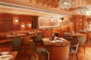 2 restaurants, breakfast served - Ramee Guestline Hotel Dadar (Mumbai)