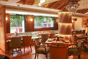 2 restaurants, breakfast served